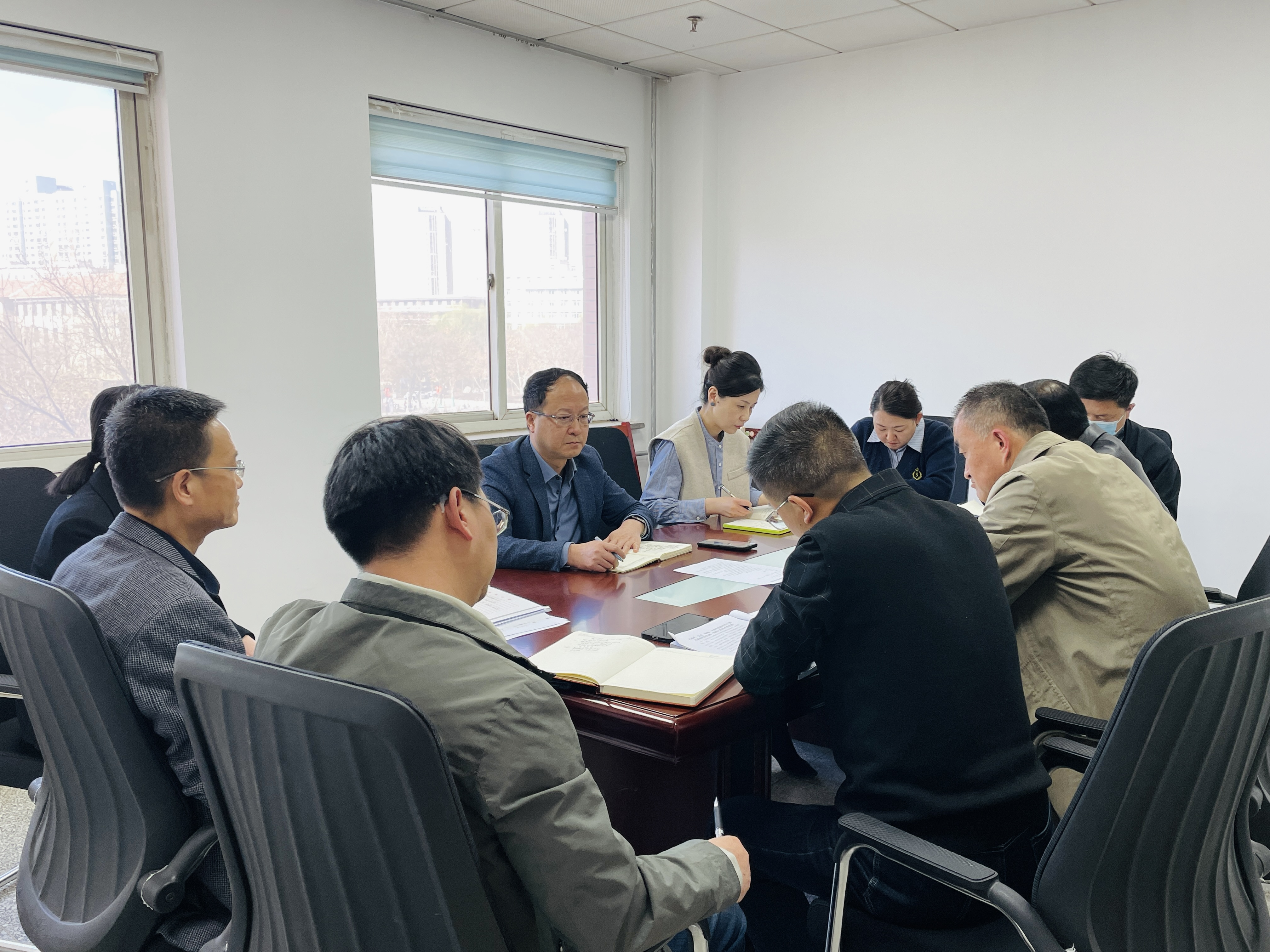 公司召开党委理论学习中心组学习（扩大）会